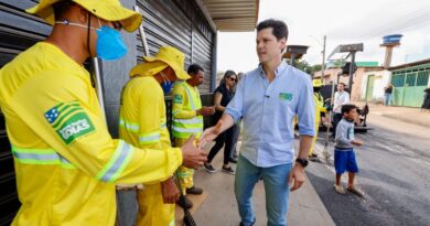 Daniel Vilela vistoria obras de recuperação de asfalto em Águas Lindas: programa vai beneficiar cinco bairros da cidade (Foto: Lucas Diener)