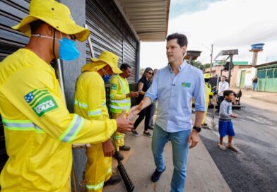 Daniel Vilela vistoria obras de recuperação de asfalto em Águas Lindas: programa vai beneficiar cinco bairros da cidade (Foto: Lucas Diener)