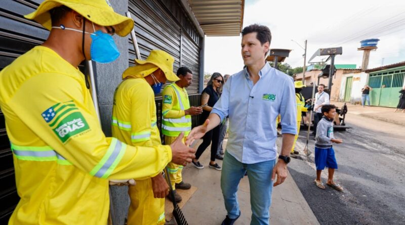 Daniel Vilela vistoria obras de recuperação de asfalto em Águas Lindas: programa vai beneficiar cinco bairros da cidade (Foto: Lucas Diener)