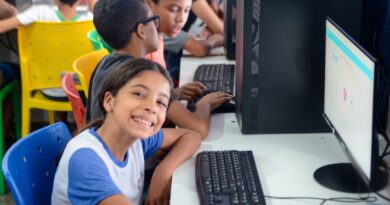 Inscrições vão até 31 de maio e são voltadas para jovens de 8 a 20 anos da rede pública ou bolsistas integrais de escolas particulares Legenda: Inscrições para curso gratuito de robótica para estudantes da rede pública em 21 municípios goianos vão até 31 de maio Fotos: André Bianchi
