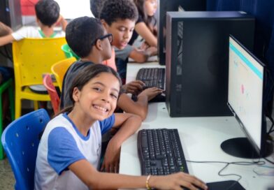Inscrições vão até 31 de maio e são voltadas para jovens de 8 a 20 anos da rede pública ou bolsistas integrais de escolas particulares Legenda: Inscrições para curso gratuito de robótica para estudantes da rede pública em 21 municípios goianos vão até 31 de maio Fotos: André Bianchi