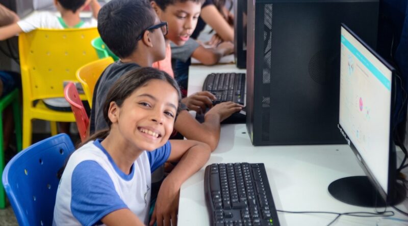 Inscrições vão até 31 de maio e são voltadas para jovens de 8 a 20 anos da rede pública ou bolsistas integrais de escolas particulares Legenda: Inscrições para curso gratuito de robótica para estudantes da rede pública em 21 municípios goianos vão até 31 de maio Fotos: André Bianchi