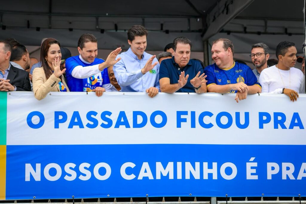 Daniel Vilela e prefeito Leandro Vilela durante desfile cívico-militar em comemoração aos 104 anos de Aparecida (Foto: Romullo Carvalho)
