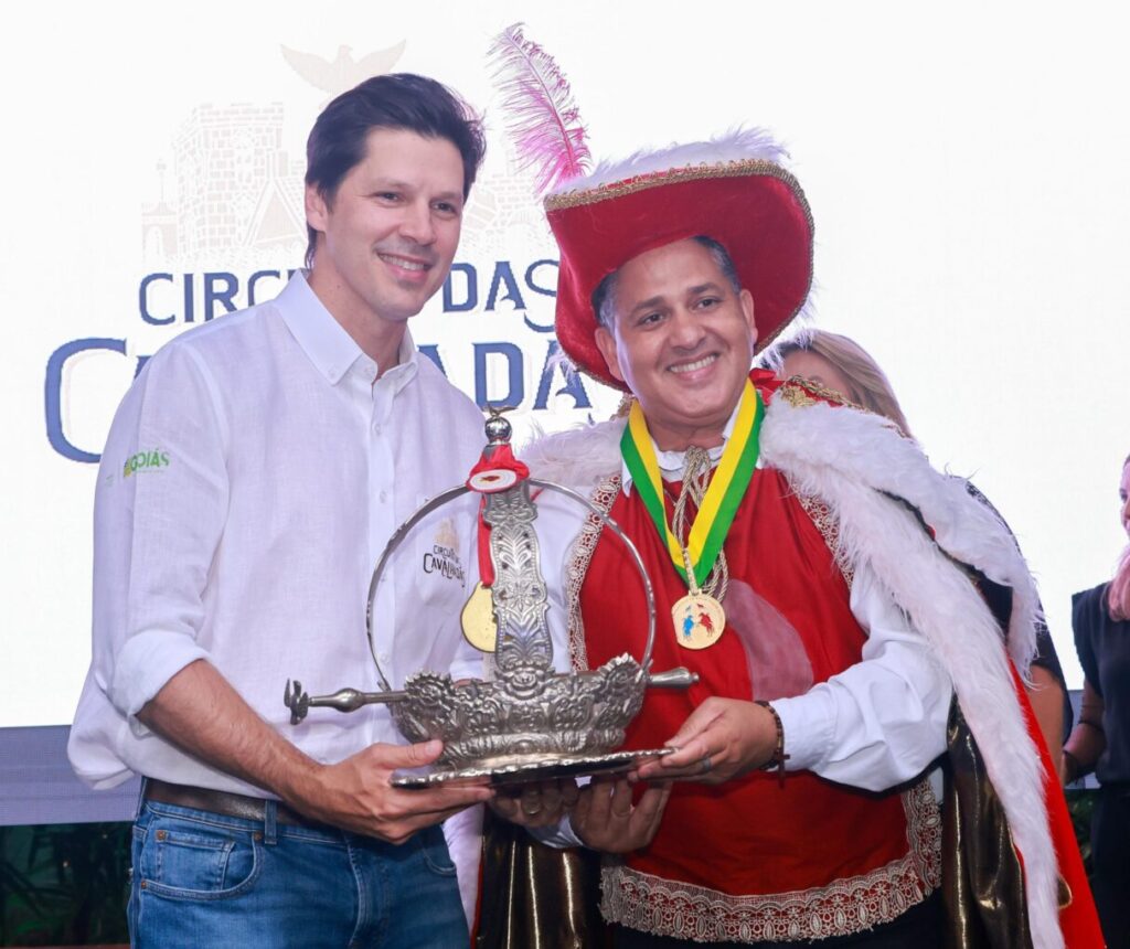 O Governo de Goiás lançou, nesta terça-feira (12/05), o Circuito das Cavalhadas 2026, em Goiânia. Um dos eventos culturais mais tradicionais do estado, a edição tem investimento recorde de R$ 5 milhões e será realizada em 16 municípios goianos entre maio e setembro, ampliando a quantidade de festas populares contempladas.