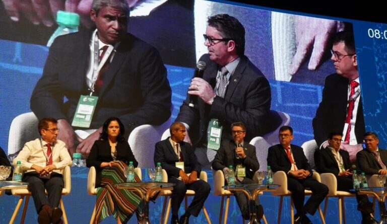 Secretário Rasível Santos fala sobre Programa Goiás Todo Rosa no Congresso Brasileiro de Mastologia (Foto: Marco Monteiro)