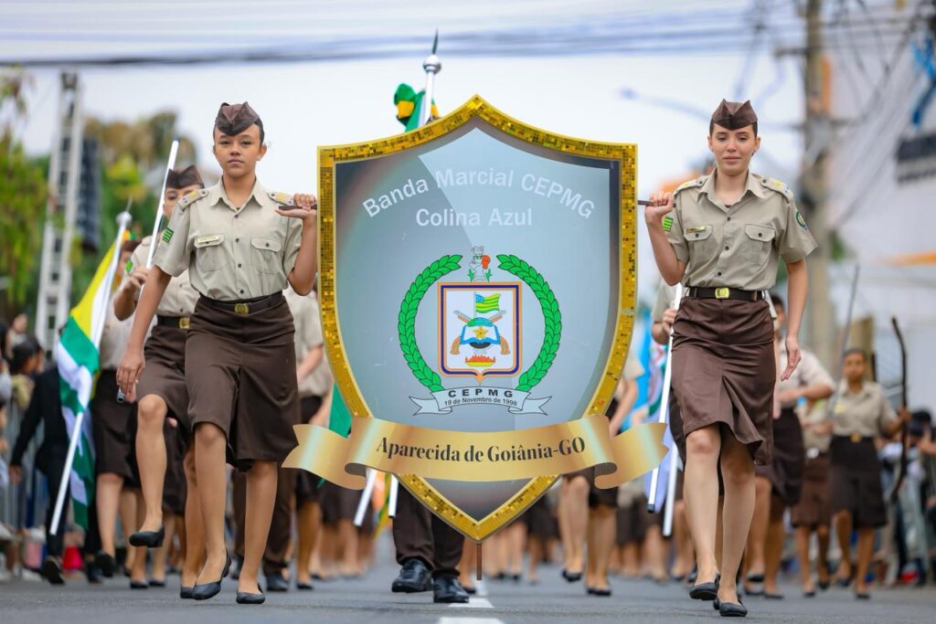 Estudantes durante desfile cívico-militar em comemoração aos 104 anos de Aparecida de Goiânia (Foto: Romullo Carvalho)