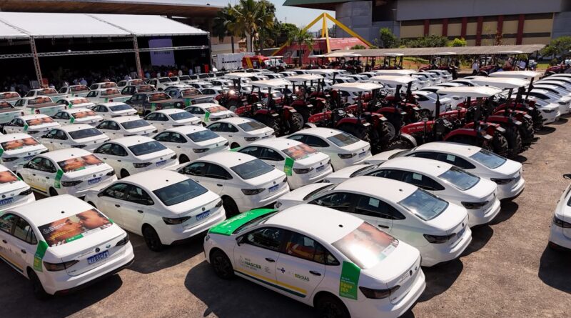Governo de Goiás entrega veículos aos municípios