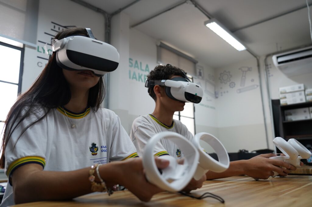 Equipamentos permitem que estudantes visitem museus virtuais, sítios arqueológicos, ambientes naturais, laboratórios e espaços científicos sem sair da escola (Foto: Seduc)