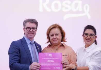 Municípios assinam termo de compromisso que fortalece Política Estadual Goiás Todo Rosa. “Pactuação é fundamental para levar esse cuidado a todas as mulheres goianas e salvar vidas”, afirmou o secretário Rasível Santos (Foto: Iron Braz)