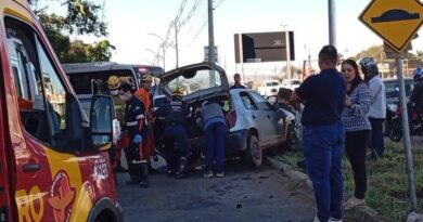 Acidente entre dois carros em Valparaíso deixa feridos