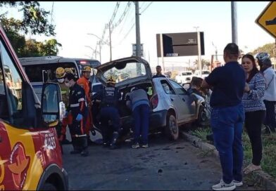 Acidente entre dois carros em Valparaíso deixa feridos