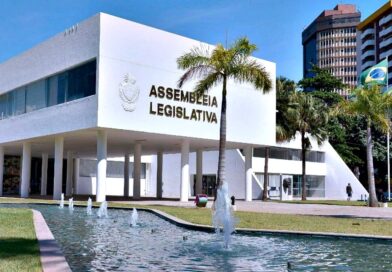 ALEGO ilumina fachada de azul em apoio ao Dia Internacional da Síndrome do X Frágil