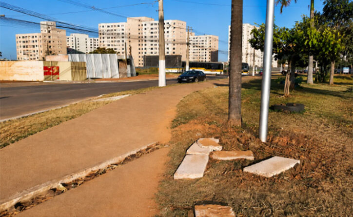 Ricardo Viana solicita recuperação de calçada e troca de lâmpadas no Parque Rio Branco