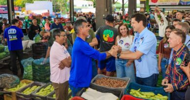 Daniel Vilela visita Ceasa e recebe apoio durante agenda de campanha  Na manhã desta terça-feira (8/9), o governador e candidato à reeleição Daniel Vilela (MDB) esteve nas Centrais de Abastecimento de Goiás (Ceasa-GO), em Goiânia, onde percorreu o complexo, conversou com quem atua diariamente no entreposto, ouviu demandas e recebeu manifestações de apoio e reconhecimento pelos avanços promovidos no local. A visita também reuniu lideranças políticas e candidatos ao Legislativo, reforçando a mobilização em torno de sua candidatura à reeleição.  “Cedinho e nós já estamos aqui na Ceasa, encontrando com os produtores, conversando com todos. Nós temos passado por um processo de reforma, de modernização aqui, e tenho certeza de que vamos continuar, se Deus quiser, ainda mais pelos próximos quatro anos”, afirmou Daniel, que recebeu muitas manifestações de apoio.  A produtora rural Edilene Xavier, que trabalha na Ceasa há 25 anos, destacou as mudanças na estrutura e na segurança do complexo. “Mudou muita coisa, muita mesmo. A segurança melhorou, o estacionamento melhorou 100%. Muito bom mesmo”, frisou.  Com cerca de 15 mil pessoas circulando diariamente, vindas de diferentes regiões do país, a Ceasa é um dos principais polos de comercialização e abastecimento de Goiás e tem papel estratégico para a atividade produtiva no Centro-Oeste. Para Daniel, dar continuidade aos investimentos é fundamental para acompanhar o crescimento do setor e garantir melhores condições para produtores, comerciantes e trabalhadores.  A modernização da Ceasa já recebeu quase R$ 11 milhões em investimentos do Governo de Goiás. As intervenções ampliaram a capacidade logística, melhoraram a mobilidade e a segurança e garantiram melhores condições de trabalho e atendimento aos usuários. Entre as obras estão um novo estacionamento de 40 mil metros quadrados, com capacidade para cerca de 3 mil vagas; cinco complexos de sanitários modernizados; novo sistema de drenagem pluvial; três novas portarias, com sistemas atualizados de controle e segurança; e a duplicação da Avenida Leste-Oeste dentro do complexo.  Durante a visita, o presidente da Ceasa, Geraldinho Pires, destacou os avanços obtidos com o apoio do governador. Segundo ele, as melhorias na infraestrutura, na iluminação, no trânsito e no sistema de abastecimento de água contribuíram para tornar o entreposto mais organizado e atrativo para compradores e produtores. “Hoje, com a ajuda do governador, estamos implantando o sistema de água da Saneago, a iluminação do pátio e a revitalização de toda a estrutura, principalmente do trânsito”, afirmou.  Mobilização O senador e candidato à reeleição Vanderlan Cardoso (PSD), que acompanhou Daniel na agenda, reforçou a importância da atuação conjunta entre o Governo de Goiás e a bancada goiana para atender às demandas do setor produtivo.  A visita mobilizou produtores, comerciantes, trabalhadores, candidatos e lideranças políticas. A prefeita em exercício de Goiânia, coronel Cláudia Lira; o presidente da Sociedade Goiana de Pecuária e Agricultura (SGPA), Gilberto Marques Neto; e os candidatos Lucas Vergílio (MDB), Sargento Novandir (Democrata), Camila Rosa (União Brasil) e Carlão da Fox (MDB) acompanharam a comitiva.  Após a agenda na Ceasa, Daniel segue nesta terça-feira (8/9) para uma sequência de quatro carreatas no Sudoeste goiano. O governador passa por Santa Rita do Araguaia, Portelândia, Perolândia e Mineiros, mantendo o ritmo intenso de campanha e levando aos municípios a mensagem de continuidade dos avanços conquistados por Goiás.  Fonte: A Redação – https://aredacao.com.br/728207-2/Na manhã desta terça-feira (8/9), o governador e candidato à reeleição Daniel Vilela (MDB) esteve nas Centrais de Abastecimento de Goiás (Ceasa-GO), em Goiânia, onde percorreu o complexo, conversou com quem atua diariamente no entreposto, ouviu demandas e recebeu manifestações de apoio e reconhecimento pelos avanços promovidos no local. A visita também reuniu lideranças políticas e candidatos ao Legislativo, reforçando a mobilização em torno de sua candidatura à reeleição.  “Cedinho e nós já estamos aqui na Ceasa, encontrando com os produtores, conversando com todos. Nós temos passado por um processo de reforma, de modernização aqui, e tenho certeza de que vamos continuar, se Deus quiser, ainda mais pelos próximos quatro anos”, afirmou Daniel, que recebeu muitas manifestações de apoio.  A produtora rural Edilene Xavier, que trabalha na Ceasa há 25 anos, destacou as mudanças na estrutura e na segurança do complexo. “Mudou muita coisa, muita mesmo. A segurança melhorou, o estacionamento melhorou 100%. Muito bom mesmo”, frisou.  Com cerca de 15 mil pessoas circulando diariamente, vindas de diferentes regiões do país, a Ceasa é um dos principais polos de comercialização e abastecimento de Goiás e tem papel estratégico para a atividade produtiva no Centro-Oeste. Para Daniel, dar continuidade aos investimentos é fundamental para acompanhar o crescimento do setor e garantir melhores condições para produtores, comerciantes e trabalhadores.  A modernização da Ceasa já recebeu quase R$ 11 milhões em investimentos do Governo de Goiás. As intervenções ampliaram a capacidade logística, melhoraram a mobilidade e a segurança e garantiram melhores condições de trabalho e atendimento aos usuários. Entre as obras estão um novo estacionamento de 40 mil metros quadrados, com capacidade para cerca de 3 mil vagas; cinco complexos de sanitários modernizados; novo sistema de drenagem pluvial; três novas portarias, com sistemas atualizados de controle e segurança; e a duplicação da Avenida Leste-Oeste dentro do complexo.  Durante a visita, o presidente da Ceasa, Geraldinho Pires, destacou os avanços obtidos com o apoio do governador. Segundo ele, as melhorias na infraestrutura, na iluminação, no trânsito e no sistema de abastecimento de água contribuíram para tornar o entreposto mais organizado e atrativo para compradores e produtores. “Hoje, com a ajuda do governador, estamos implantando o sistema de água da Saneago, a iluminação do pátio e a revitalização de toda a estrutura, principalmente do trânsito”, afirmou.  Mobilização O senador e candidato à reeleição Vanderlan Cardoso (PSD), que acompanhou Daniel na agenda, reforçou a importância da atuação conjunta entre o Governo de Goiás e a bancada goiana para atender às demandas do setor produtivo.  A visita mobilizou produtores, comerciantes, trabalhadores, candidatos e lideranças políticas. A prefeita em exercício de Goiânia, coronel Cláudia Lira; o presidente da Sociedade Goiana de Pecuária e Agricultura (SGPA), Gilberto Marques Neto; e os candidatos Lucas Vergílio (MDB), Sargento Novandir (Democrata), Camila Rosa (União Brasil) e Carlão da Fox (MDB) acompanharam a comitiva.  Após a agenda na Ceasa, Daniel segue nesta terça-feira (8/9) para uma sequência de quatro carreatas no Sudoeste goiano. O governador passa por Santa Rita do Araguaia, Portelândia, Perolândia e Mineiros, mantendo o ritmo intenso de campanha e levando aos municípios a mensagem de continuidade dos avanços conquistados por Goiás.  Fonte: A Redação – https://aredacao.com.br/728207-2/