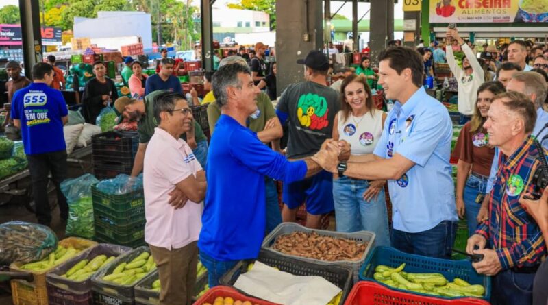 Daniel Vilela visita Ceasa e recebe apoio durante agenda de campanha  Na manhã desta terça-feira (8/9), o governador e candidato à reeleição Daniel Vilela (MDB) esteve nas Centrais de Abastecimento de Goiás (Ceasa-GO), em Goiânia, onde percorreu o complexo, conversou com quem atua diariamente no entreposto, ouviu demandas e recebeu manifestações de apoio e reconhecimento pelos avanços promovidos no local. A visita também reuniu lideranças políticas e candidatos ao Legislativo, reforçando a mobilização em torno de sua candidatura à reeleição.  “Cedinho e nós já estamos aqui na Ceasa, encontrando com os produtores, conversando com todos. Nós temos passado por um processo de reforma, de modernização aqui, e tenho certeza de que vamos continuar, se Deus quiser, ainda mais pelos próximos quatro anos”, afirmou Daniel, que recebeu muitas manifestações de apoio.  A produtora rural Edilene Xavier, que trabalha na Ceasa há 25 anos, destacou as mudanças na estrutura e na segurança do complexo. “Mudou muita coisa, muita mesmo. A segurança melhorou, o estacionamento melhorou 100%. Muito bom mesmo”, frisou.  Com cerca de 15 mil pessoas circulando diariamente, vindas de diferentes regiões do país, a Ceasa é um dos principais polos de comercialização e abastecimento de Goiás e tem papel estratégico para a atividade produtiva no Centro-Oeste. Para Daniel, dar continuidade aos investimentos é fundamental para acompanhar o crescimento do setor e garantir melhores condições para produtores, comerciantes e trabalhadores.  A modernização da Ceasa já recebeu quase R$ 11 milhões em investimentos do Governo de Goiás. As intervenções ampliaram a capacidade logística, melhoraram a mobilidade e a segurança e garantiram melhores condições de trabalho e atendimento aos usuários. Entre as obras estão um novo estacionamento de 40 mil metros quadrados, com capacidade para cerca de 3 mil vagas; cinco complexos de sanitários modernizados; novo sistema de drenagem pluvial; três novas portarias, com sistemas atualizados de controle e segurança; e a duplicação da Avenida Leste-Oeste dentro do complexo.  Durante a visita, o presidente da Ceasa, Geraldinho Pires, destacou os avanços obtidos com o apoio do governador. Segundo ele, as melhorias na infraestrutura, na iluminação, no trânsito e no sistema de abastecimento de água contribuíram para tornar o entreposto mais organizado e atrativo para compradores e produtores. “Hoje, com a ajuda do governador, estamos implantando o sistema de água da Saneago, a iluminação do pátio e a revitalização de toda a estrutura, principalmente do trânsito”, afirmou.  Mobilização O senador e candidato à reeleição Vanderlan Cardoso (PSD), que acompanhou Daniel na agenda, reforçou a importância da atuação conjunta entre o Governo de Goiás e a bancada goiana para atender às demandas do setor produtivo.  A visita mobilizou produtores, comerciantes, trabalhadores, candidatos e lideranças políticas. A prefeita em exercício de Goiânia, coronel Cláudia Lira; o presidente da Sociedade Goiana de Pecuária e Agricultura (SGPA), Gilberto Marques Neto; e os candidatos Lucas Vergílio (MDB), Sargento Novandir (Democrata), Camila Rosa (União Brasil) e Carlão da Fox (MDB) acompanharam a comitiva.  Após a agenda na Ceasa, Daniel segue nesta terça-feira (8/9) para uma sequência de quatro carreatas no Sudoeste goiano. O governador passa por Santa Rita do Araguaia, Portelândia, Perolândia e Mineiros, mantendo o ritmo intenso de campanha e levando aos municípios a mensagem de continuidade dos avanços conquistados por Goiás.  Fonte: A Redação – https://aredacao.com.br/728207-2/Na manhã desta terça-feira (8/9), o governador e candidato à reeleição Daniel Vilela (MDB) esteve nas Centrais de Abastecimento de Goiás (Ceasa-GO), em Goiânia, onde percorreu o complexo, conversou com quem atua diariamente no entreposto, ouviu demandas e recebeu manifestações de apoio e reconhecimento pelos avanços promovidos no local. A visita também reuniu lideranças políticas e candidatos ao Legislativo, reforçando a mobilização em torno de sua candidatura à reeleição.  “Cedinho e nós já estamos aqui na Ceasa, encontrando com os produtores, conversando com todos. Nós temos passado por um processo de reforma, de modernização aqui, e tenho certeza de que vamos continuar, se Deus quiser, ainda mais pelos próximos quatro anos”, afirmou Daniel, que recebeu muitas manifestações de apoio.  A produtora rural Edilene Xavier, que trabalha na Ceasa há 25 anos, destacou as mudanças na estrutura e na segurança do complexo. “Mudou muita coisa, muita mesmo. A segurança melhorou, o estacionamento melhorou 100%. Muito bom mesmo”, frisou.  Com cerca de 15 mil pessoas circulando diariamente, vindas de diferentes regiões do país, a Ceasa é um dos principais polos de comercialização e abastecimento de Goiás e tem papel estratégico para a atividade produtiva no Centro-Oeste. Para Daniel, dar continuidade aos investimentos é fundamental para acompanhar o crescimento do setor e garantir melhores condições para produtores, comerciantes e trabalhadores.  A modernização da Ceasa já recebeu quase R$ 11 milhões em investimentos do Governo de Goiás. As intervenções ampliaram a capacidade logística, melhoraram a mobilidade e a segurança e garantiram melhores condições de trabalho e atendimento aos usuários. Entre as obras estão um novo estacionamento de 40 mil metros quadrados, com capacidade para cerca de 3 mil vagas; cinco complexos de sanitários modernizados; novo sistema de drenagem pluvial; três novas portarias, com sistemas atualizados de controle e segurança; e a duplicação da Avenida Leste-Oeste dentro do complexo.  Durante a visita, o presidente da Ceasa, Geraldinho Pires, destacou os avanços obtidos com o apoio do governador. Segundo ele, as melhorias na infraestrutura, na iluminação, no trânsito e no sistema de abastecimento de água contribuíram para tornar o entreposto mais organizado e atrativo para compradores e produtores. “Hoje, com a ajuda do governador, estamos implantando o sistema de água da Saneago, a iluminação do pátio e a revitalização de toda a estrutura, principalmente do trânsito”, afirmou.  Mobilização O senador e candidato à reeleição Vanderlan Cardoso (PSD), que acompanhou Daniel na agenda, reforçou a importância da atuação conjunta entre o Governo de Goiás e a bancada goiana para atender às demandas do setor produtivo.  A visita mobilizou produtores, comerciantes, trabalhadores, candidatos e lideranças políticas. A prefeita em exercício de Goiânia, coronel Cláudia Lira; o presidente da Sociedade Goiana de Pecuária e Agricultura (SGPA), Gilberto Marques Neto; e os candidatos Lucas Vergílio (MDB), Sargento Novandir (Democrata), Camila Rosa (União Brasil) e Carlão da Fox (MDB) acompanharam a comitiva.  Após a agenda na Ceasa, Daniel segue nesta terça-feira (8/9) para uma sequência de quatro carreatas no Sudoeste goiano. O governador passa por Santa Rita do Araguaia, Portelândia, Perolândia e Mineiros, mantendo o ritmo intenso de campanha e levando aos municípios a mensagem de continuidade dos avanços conquistados por Goiás.  Fonte: A Redação – https://aredacao.com.br/728207-2/