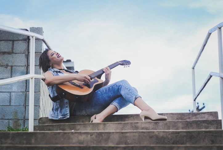 Começou a cantar profissionalmente na noite aos 17 anos para ajudar no sustento. Ela desenvolveu seu talento musical por conta própria, sendo capaz de tocar violão e compor as suas próprias canções sem nunca ter frequentado aulas formais de música