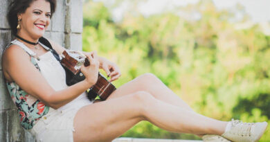 Tanarrê (nome artístico de Renata Ferreira) foi uma influente cantora, compositora e ativista cultural brasileira. Ela construiu um forte legado na cena artística de Valparaíso de Goiás
