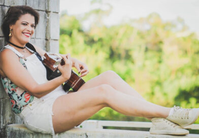 Tanarrê (nome artístico de Renata Ferreira) foi uma influente cantora, compositora e ativista cultural brasileira. Ela construiu um forte legado na cena artística de Valparaíso de Goiás