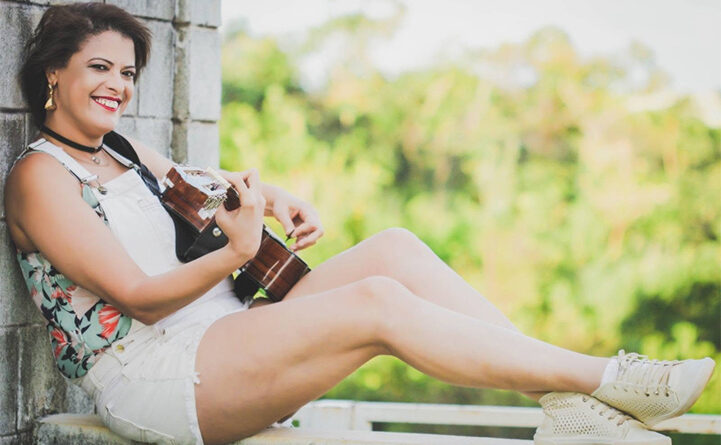 Tanarrê (nome artístico de Renata Ferreira) foi uma influente cantora, compositora e ativista cultural brasileira. Ela construiu um forte legado na cena artística de Valparaíso de Goiás