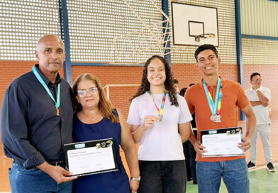 Valparaíso celebra conquistas de estudantes na OBMEP com entrega de medalhas, regionais, estaduais e nacionais
