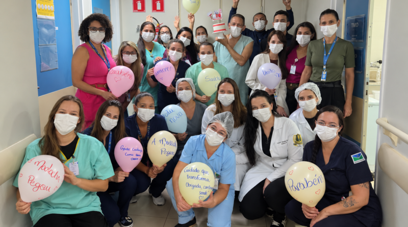 Equipe celebra o sucesso do primeiro transplante de medula óssea feito no Hospital de Base