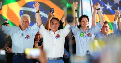 Caiado confirma apoio a Flávio Bolsonaro no 2º turno em ato com governadores reeleitos