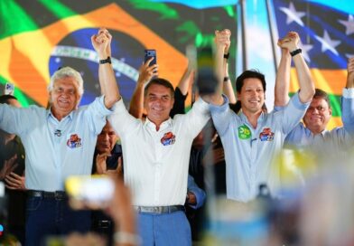 Caiado confirma apoio a Flávio Bolsonaro no 2º turno em ato com governadores reeleitos