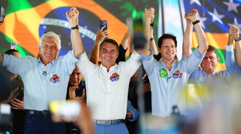 Caiado confirma apoio a Flávio Bolsonaro no 2º turno em ato com governadores reeleitos