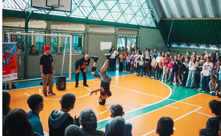 Irmãos levam dança urbana a escolas de Valparaíso