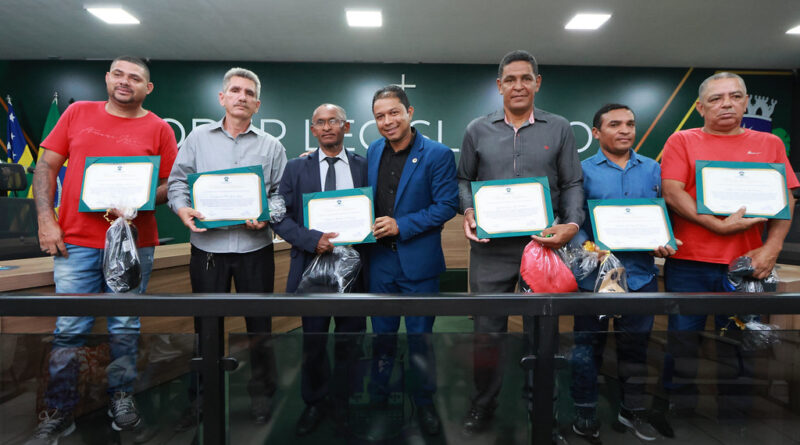 Sessão Especial homenageia profissionais da construção civil em Valparaíso de Goiás
