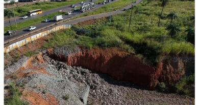 Voçoroca gigante interdita marginal da BR-040 e provoca congestionamento em Valparaíso de Goiás