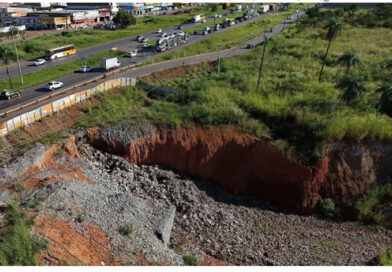 Voçoroca gigante interdita marginal da BR-040 e provoca congestionamento em Valparaíso de Goiás
