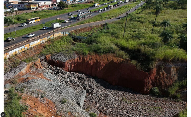 Voçoroca gigante interdita marginal da BR-040 e provoca congestionamento em Valparaíso de Goiás